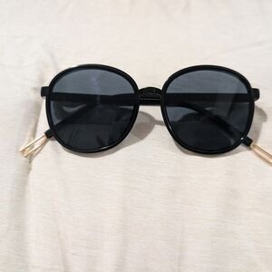 🎀 $5 Black Round Frame Sunglasses with Matte Finish